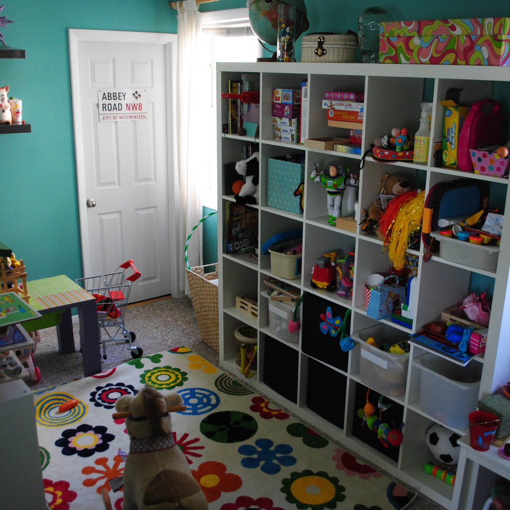 Много игрушек в детской комнате