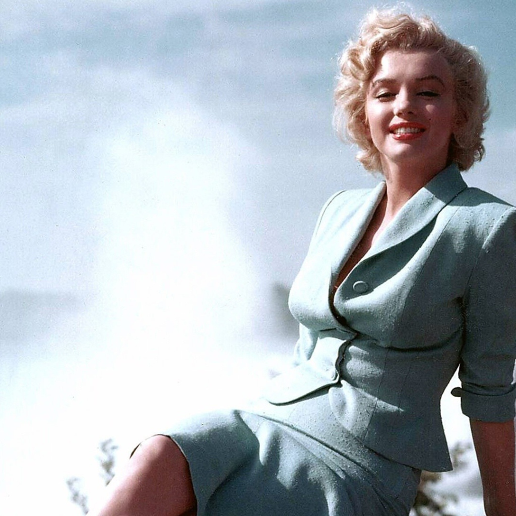 Мэрилин Монро в голубом костюме