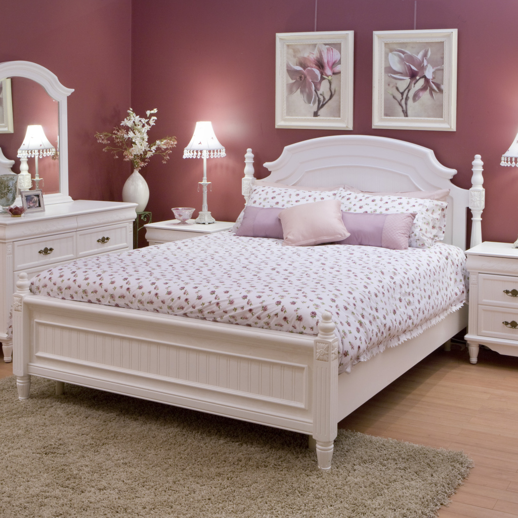 Бордовые стены в спальне