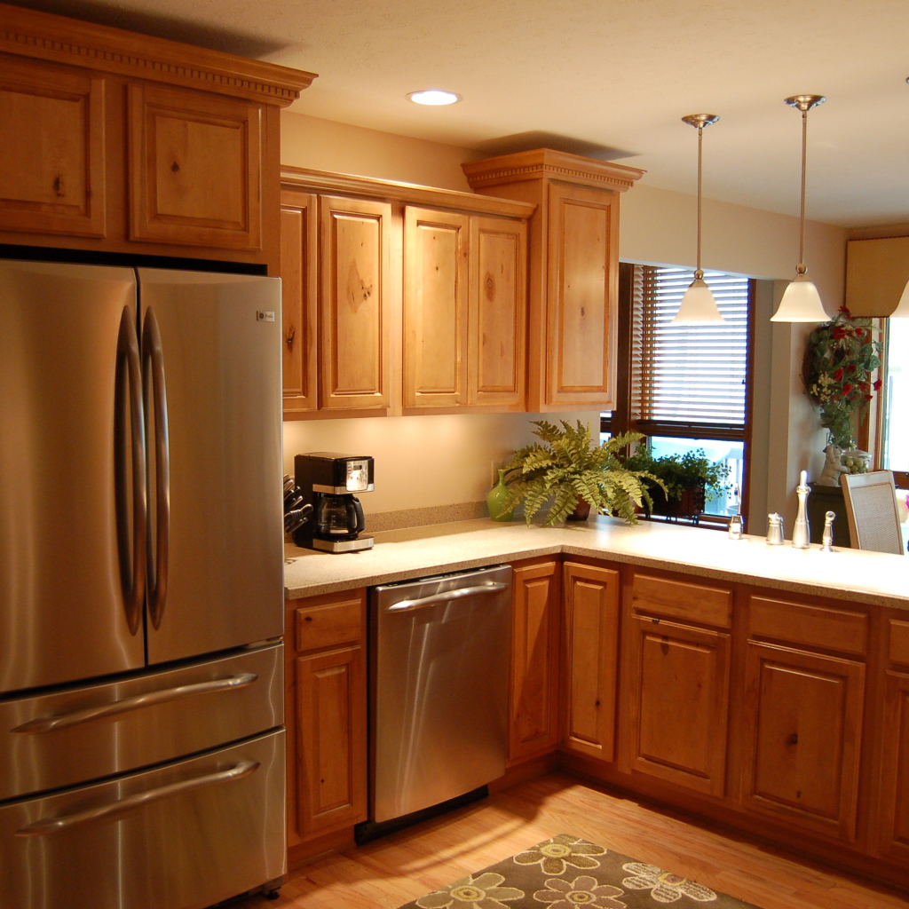 Металлический холодильник на кухне