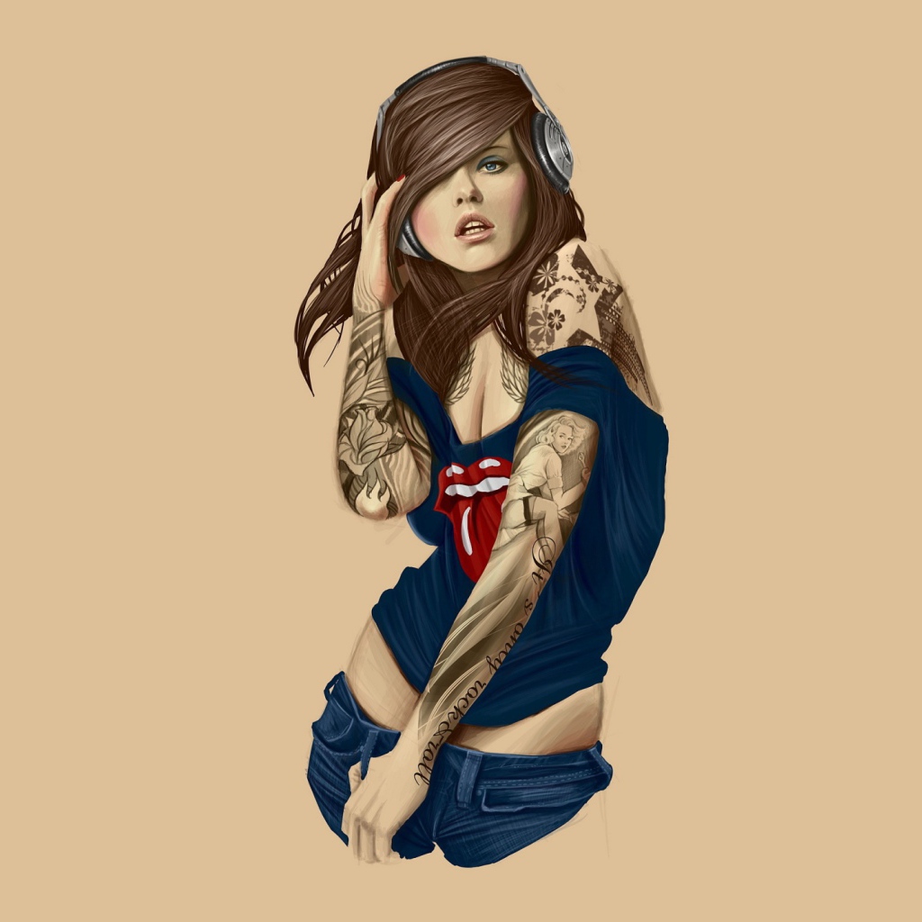 Современная девушка с татуировками на руках