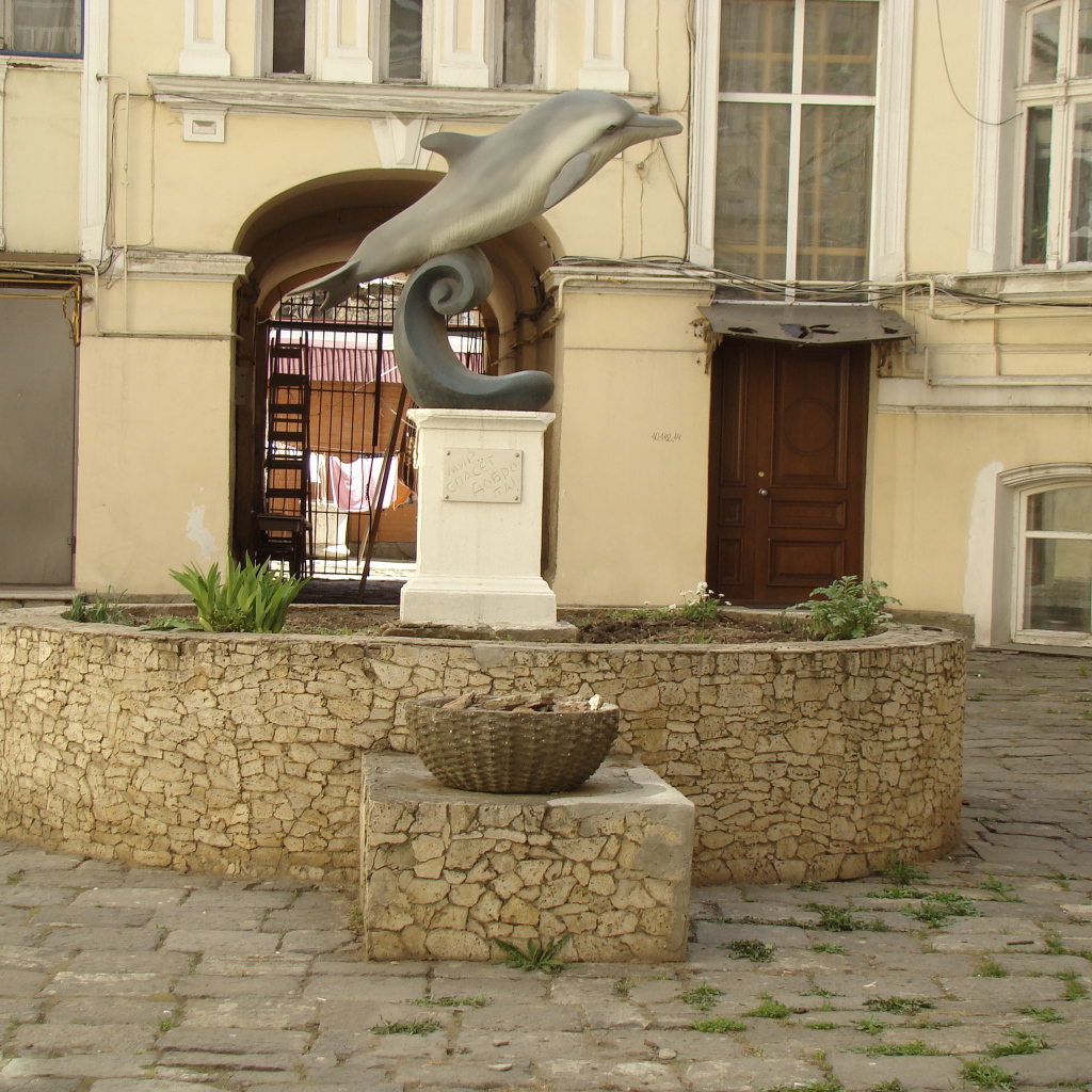 Памятник дельфину Одесса