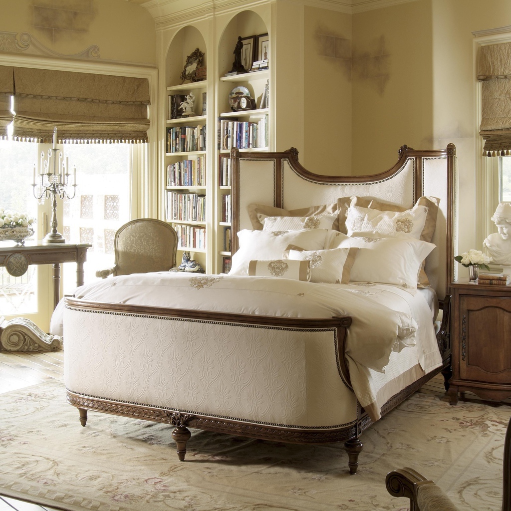 Аккуратная кровать в спальне