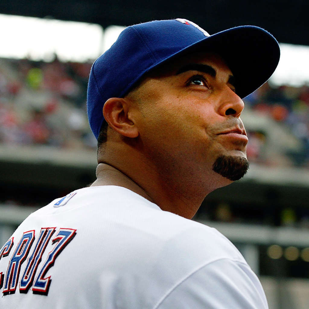 Нельсон Круз смотрит на поклонников бейсбола