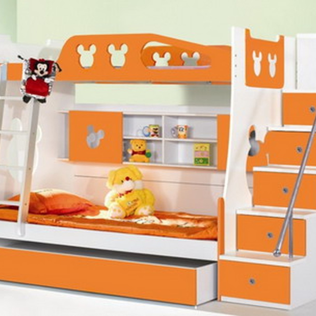 Оранжевая кровать в детской комнате