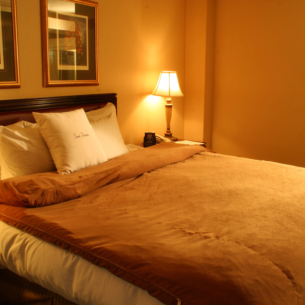 Оранжевые стены в спальне