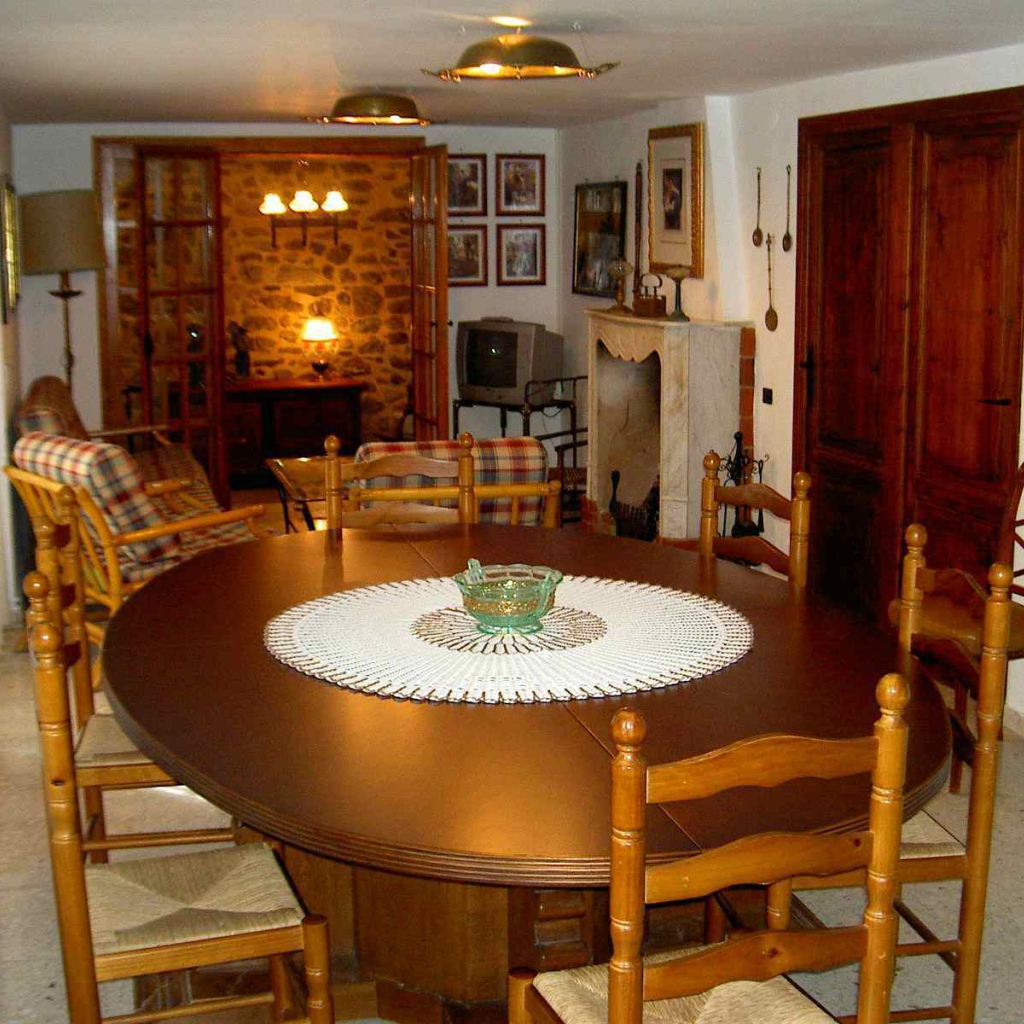 Овальный стол в столовой