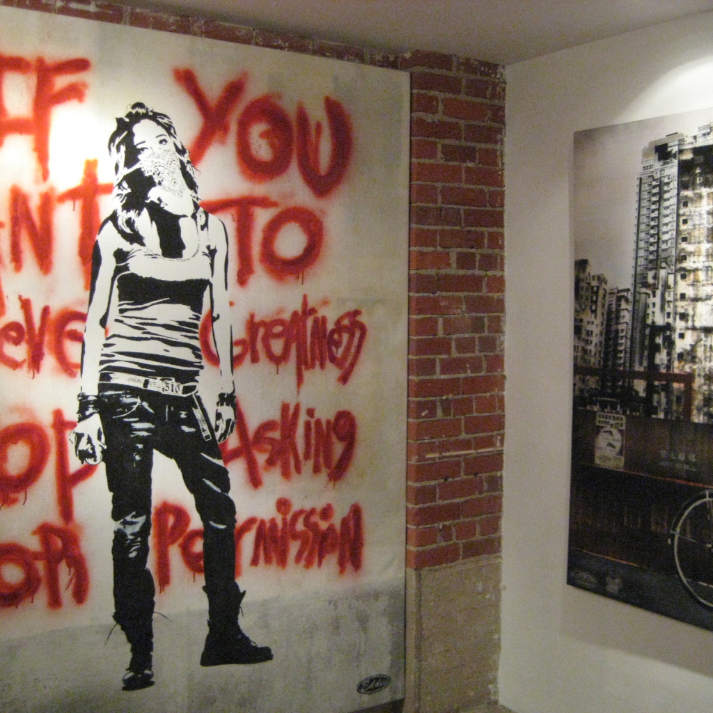 Нарисованная девушка в полный рост