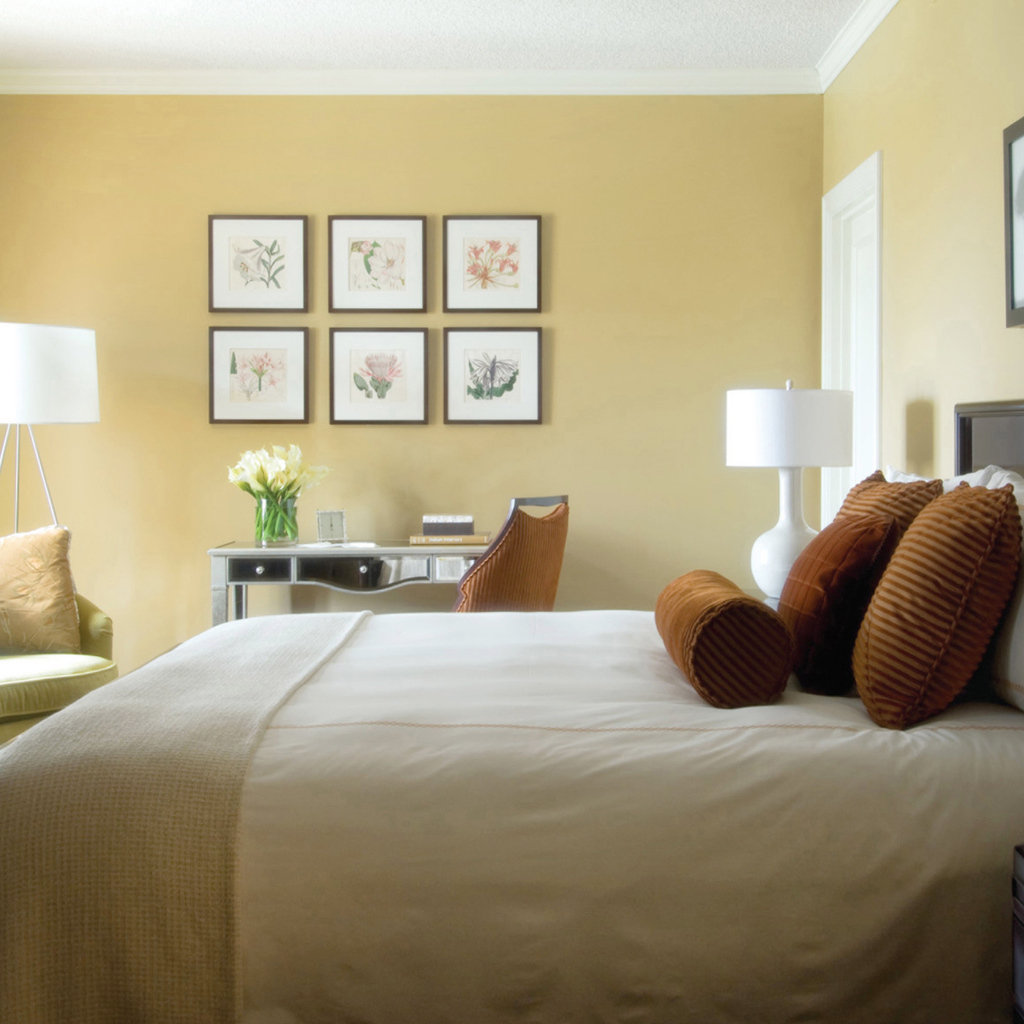 Картины на стене в спальне