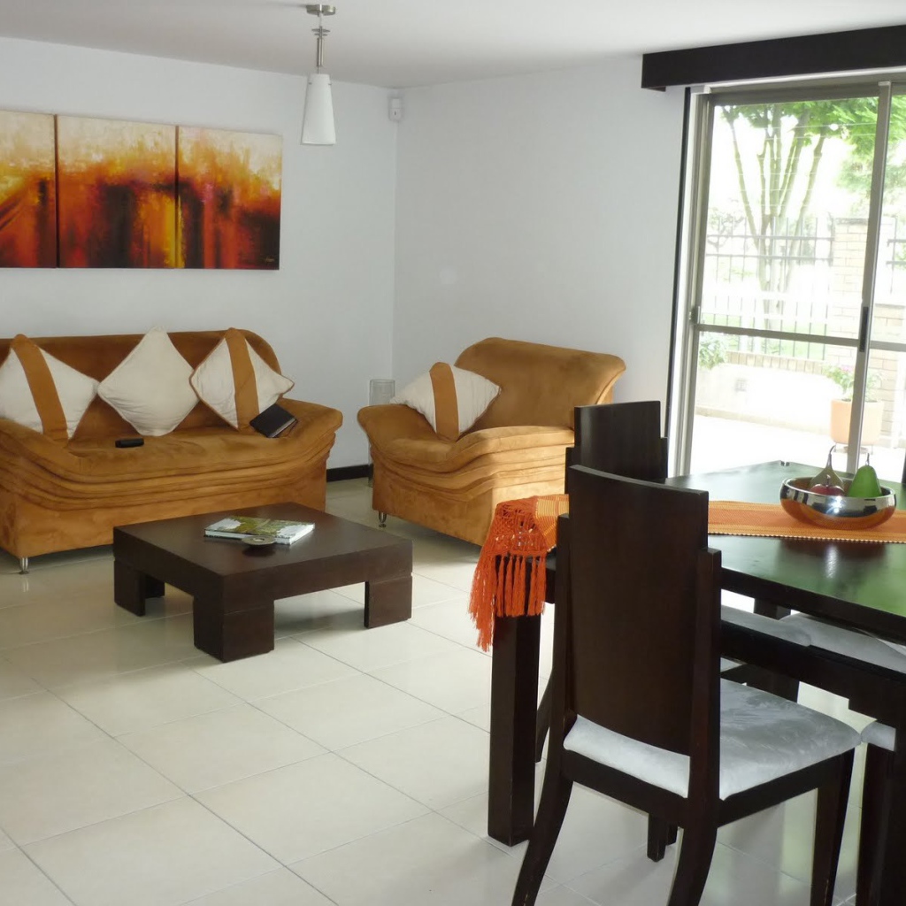 Картины на стене в столовой