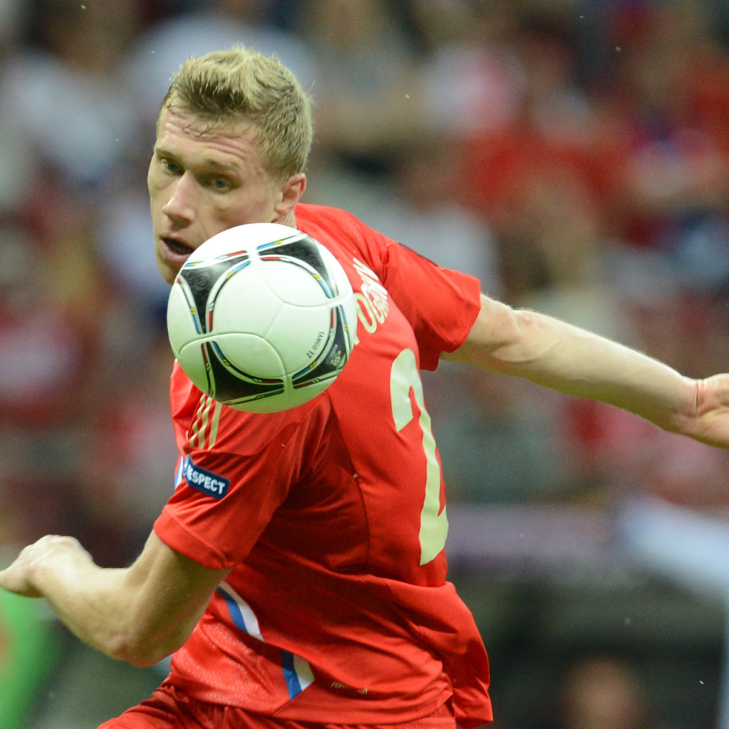 Павел Погребняк игрок сборной России отбивает мяч