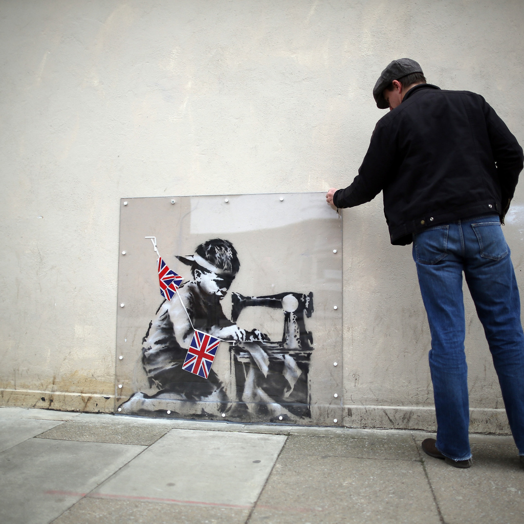 Человек рассматривает граффити