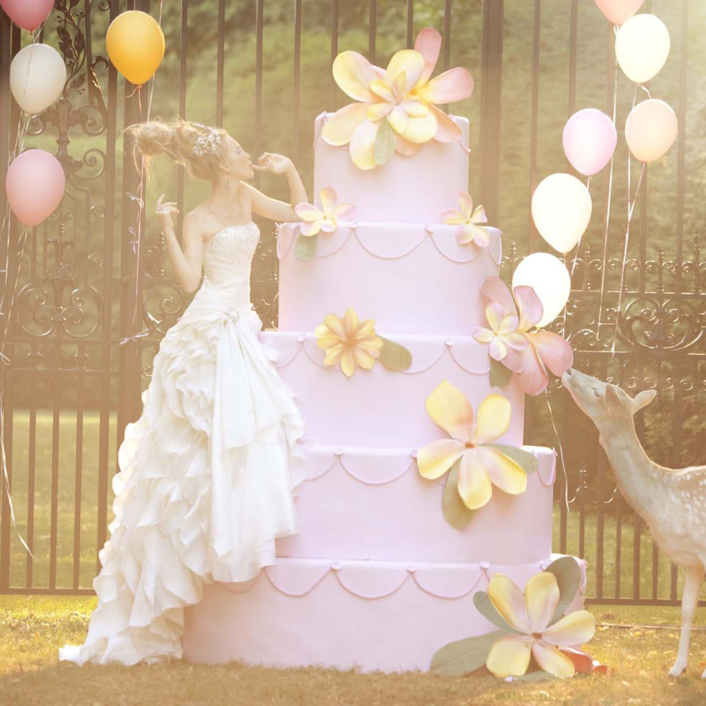 Фотография Красивая девушка и большой торт