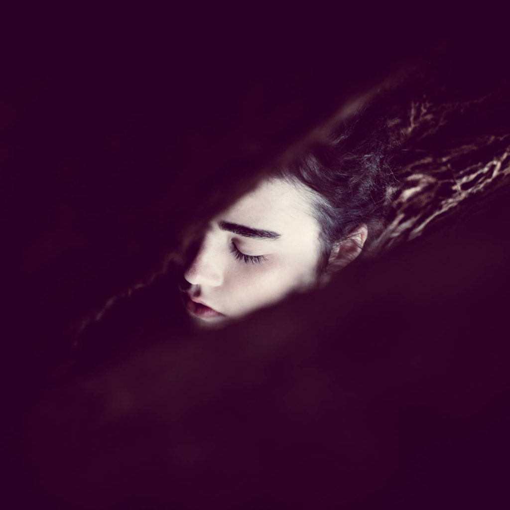 Фотография Женщина в темноте