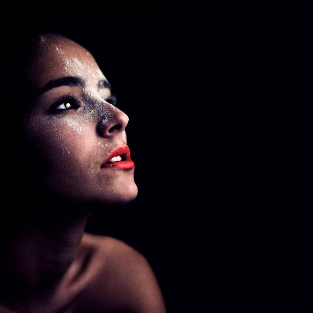 Фотография красивая женщина в темноте