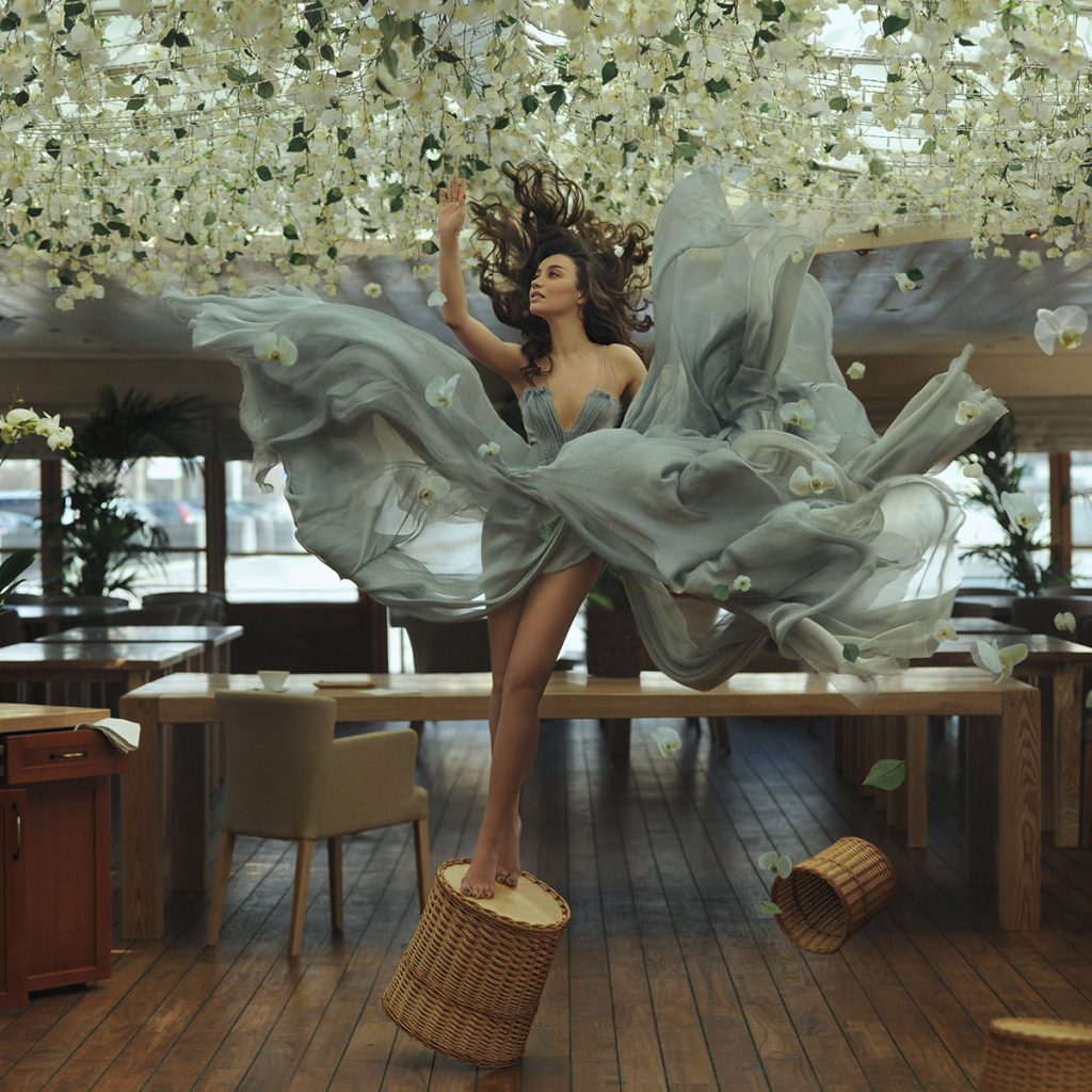 Фотография брюнетка и цветы