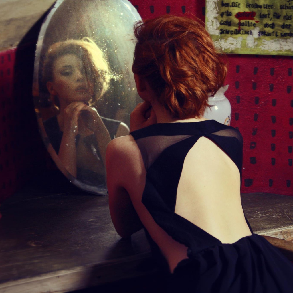 Фотография девушка смотрит в зеркало