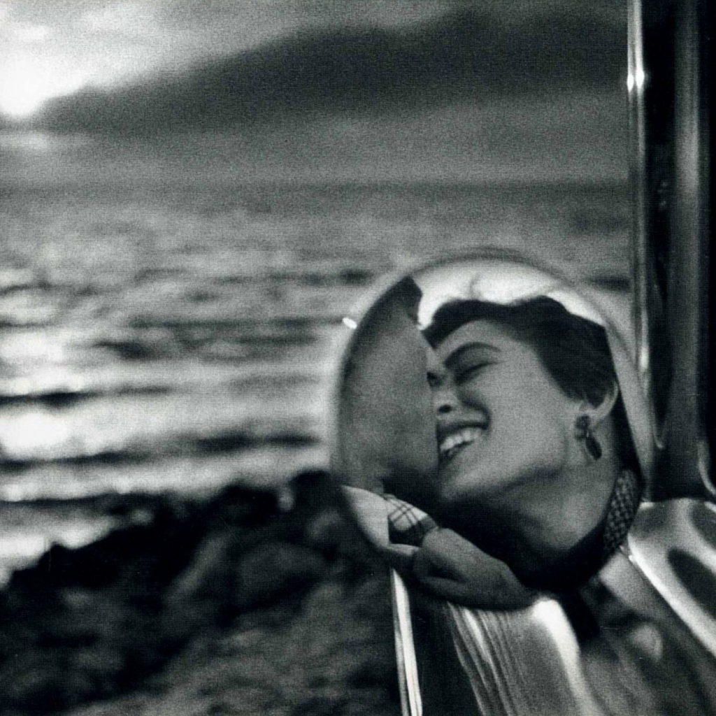 Фотография пара целуется в машине