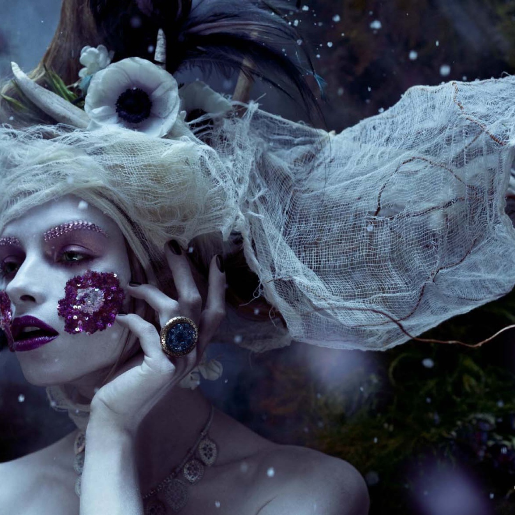 Фотография женщина в темных тонах