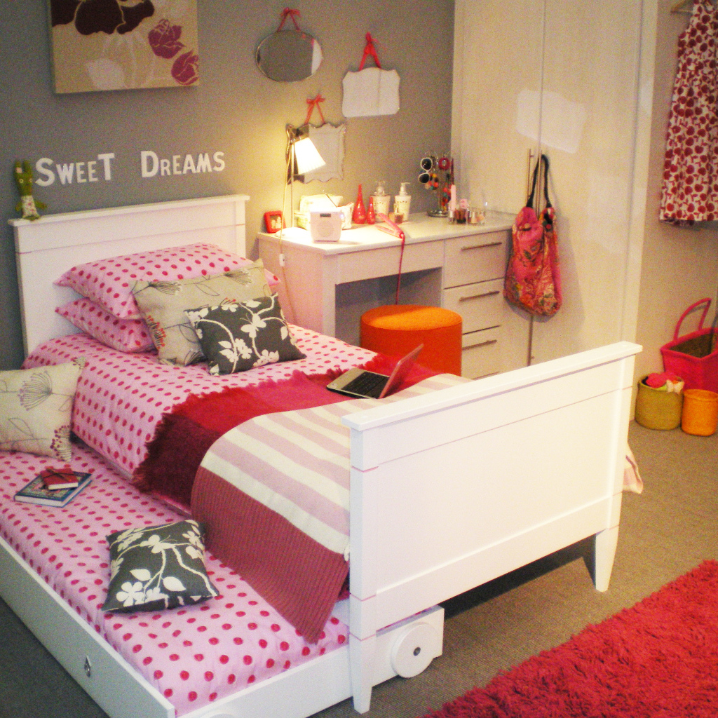 Подушки на кровати в детской