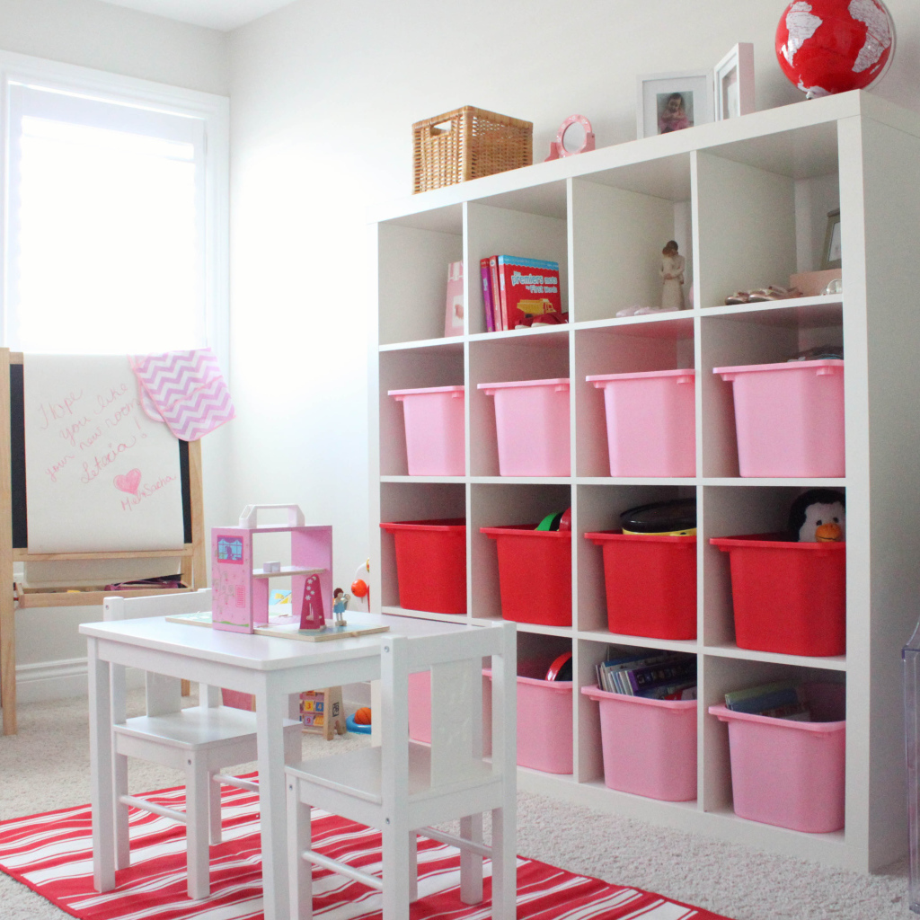 Розовые и красные ящики для игрушек