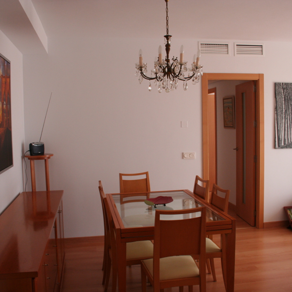 Розовые стены в столовой