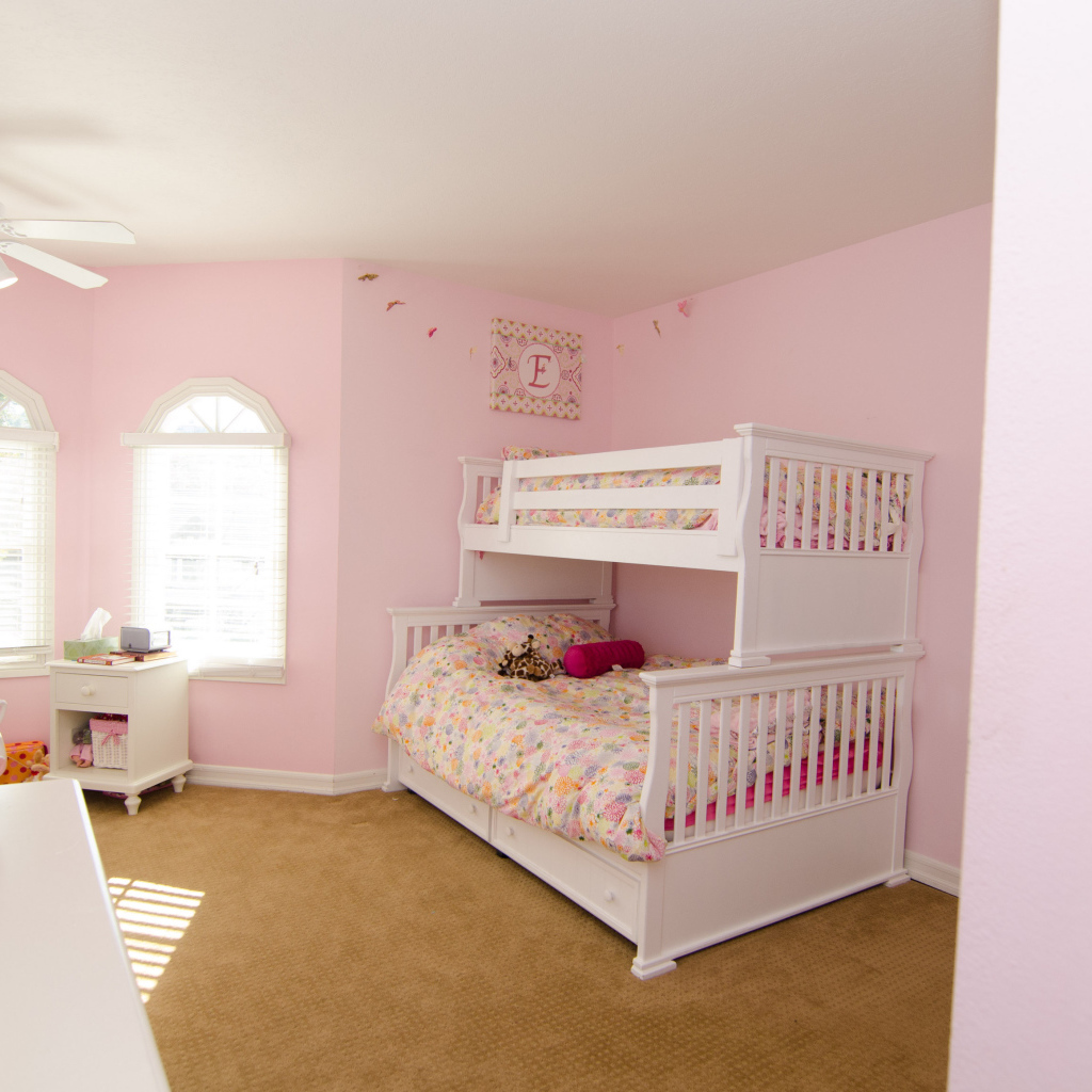 Розовые стены в детской комнате