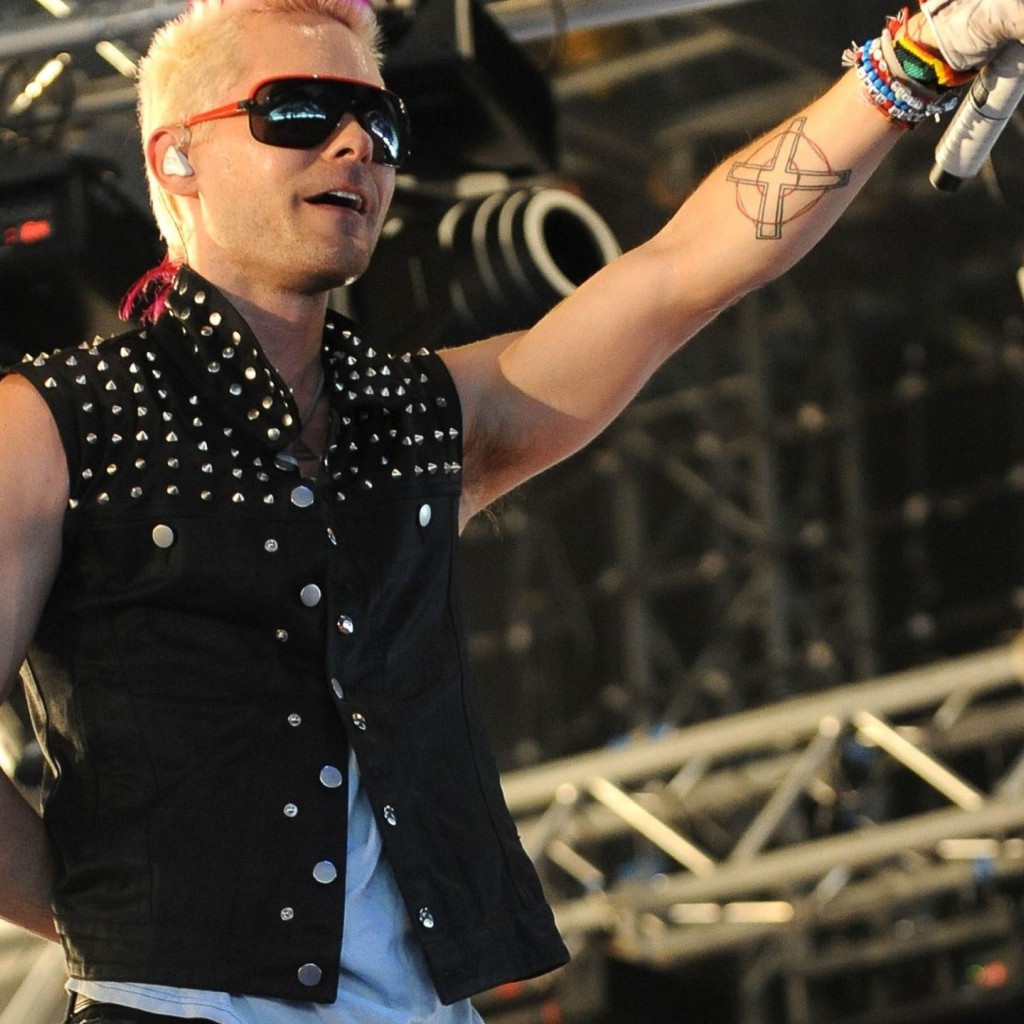 Популярный певец с татуировкой