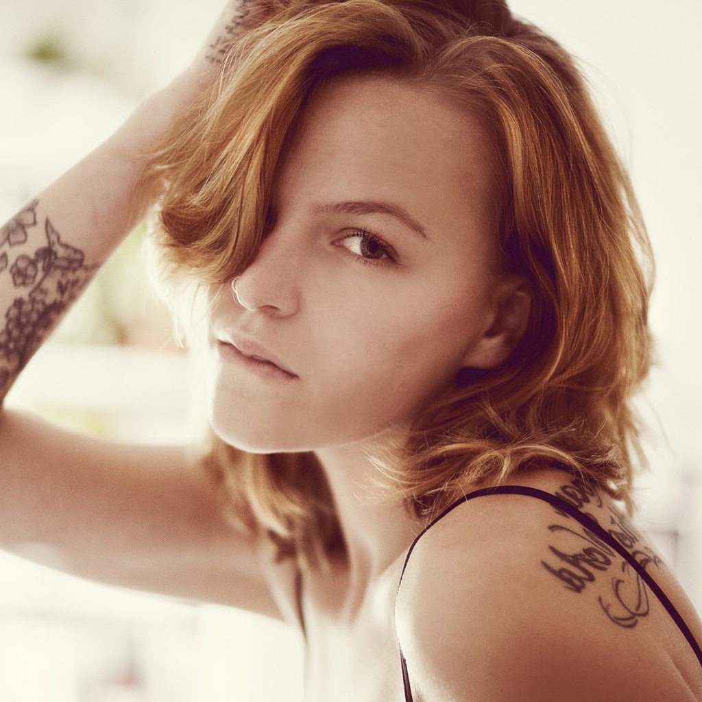 Портрет девушки с татуировкой