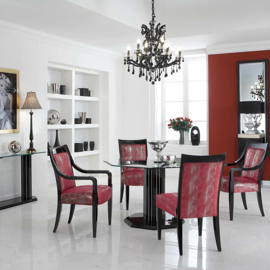 Красные стулья в столовой