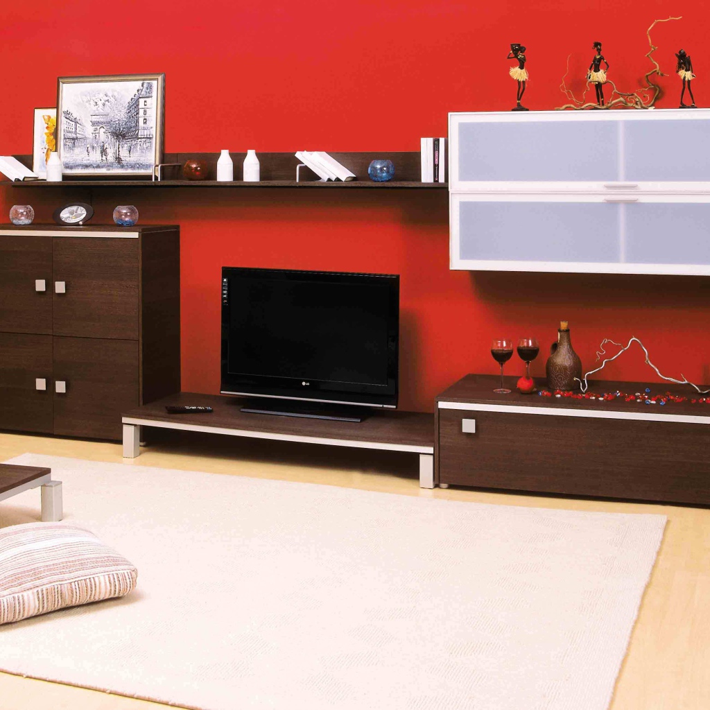 Красная стена в гостиной