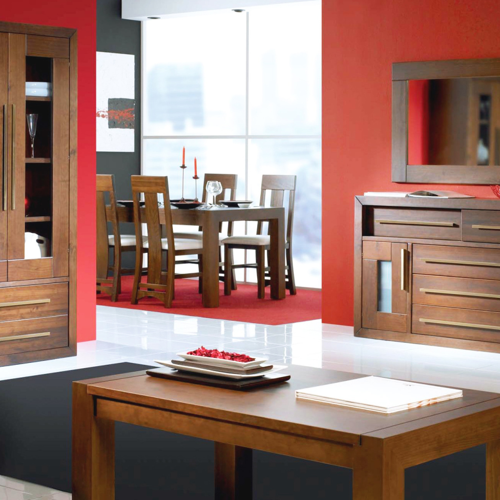 Красные стены в столовой