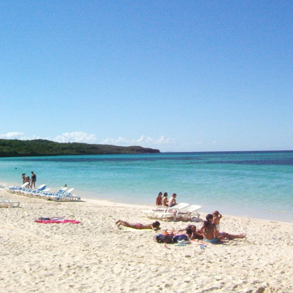 Отдых на пляже на курорте Гуардалавака, Куба