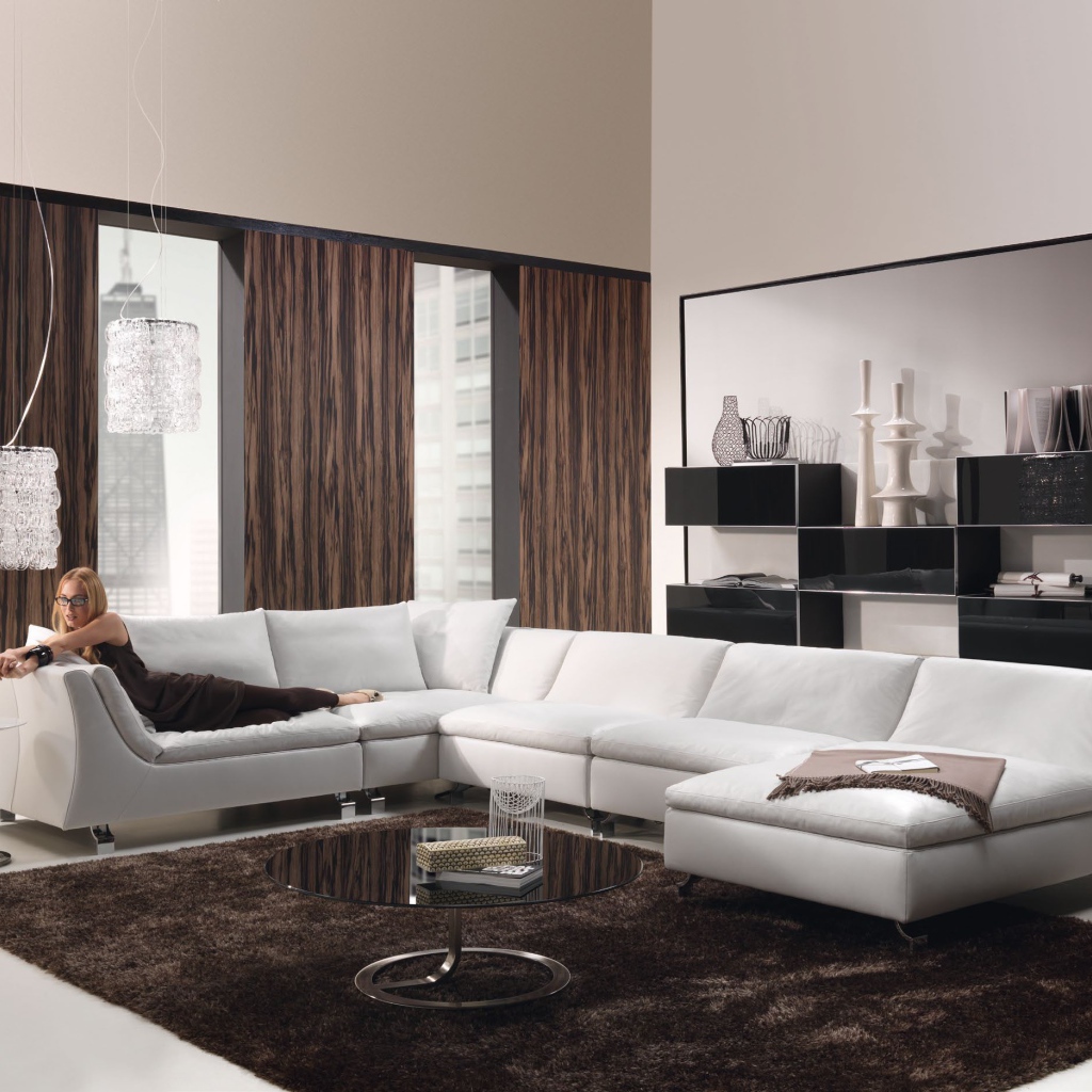 Отдых на диване в гостиной