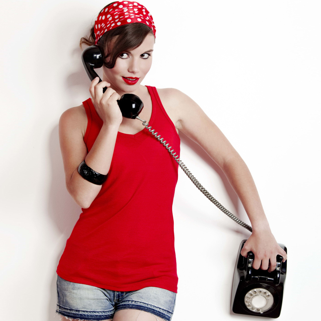 Ретро девушка в шортах