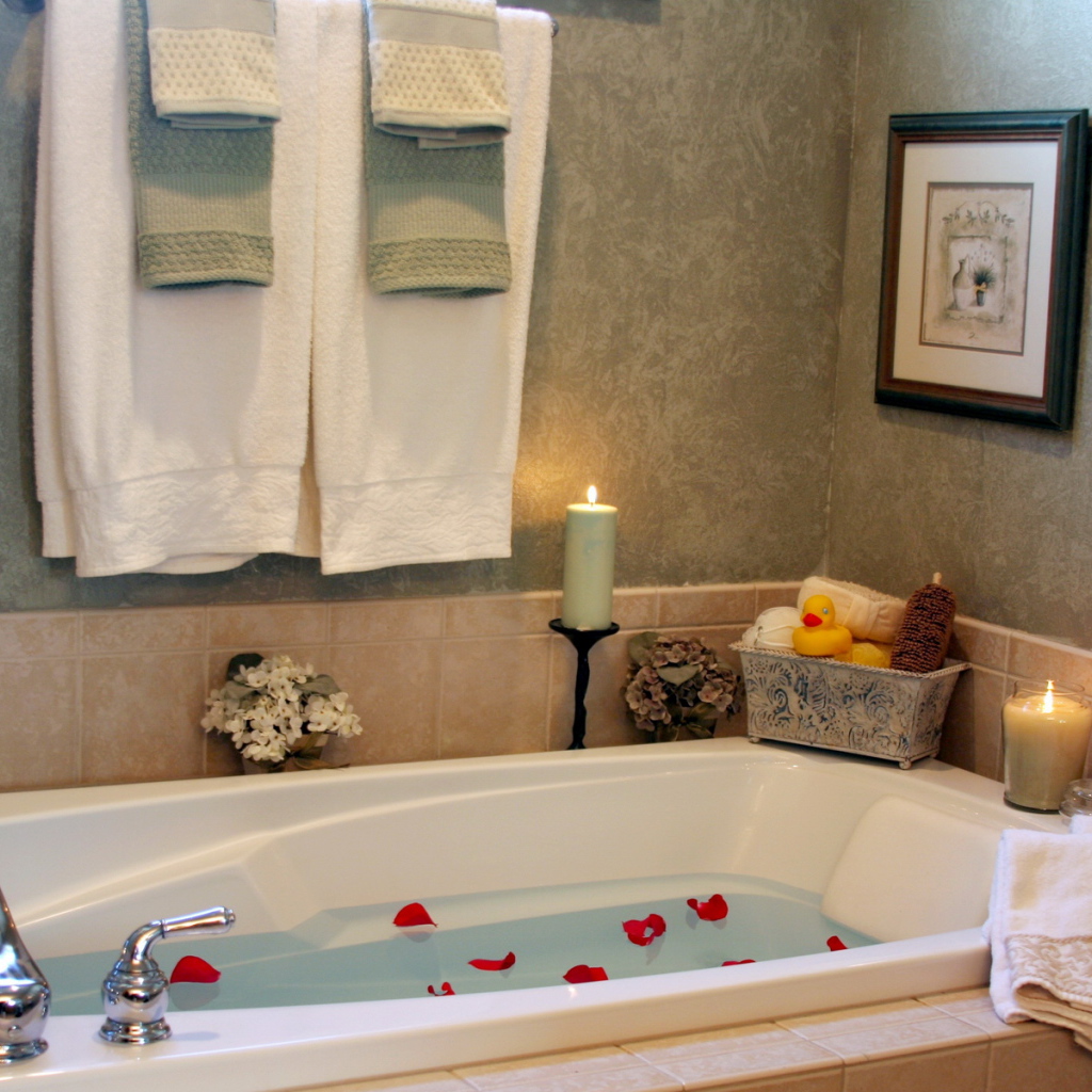 Лепестки розы в ванной