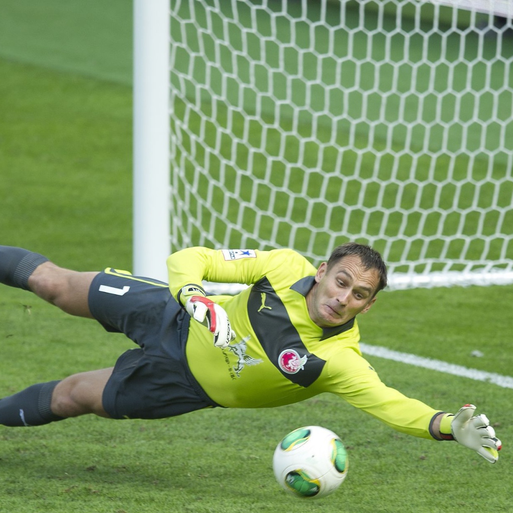 Сергей Рыжиков вратарь Рубина ловит мяч