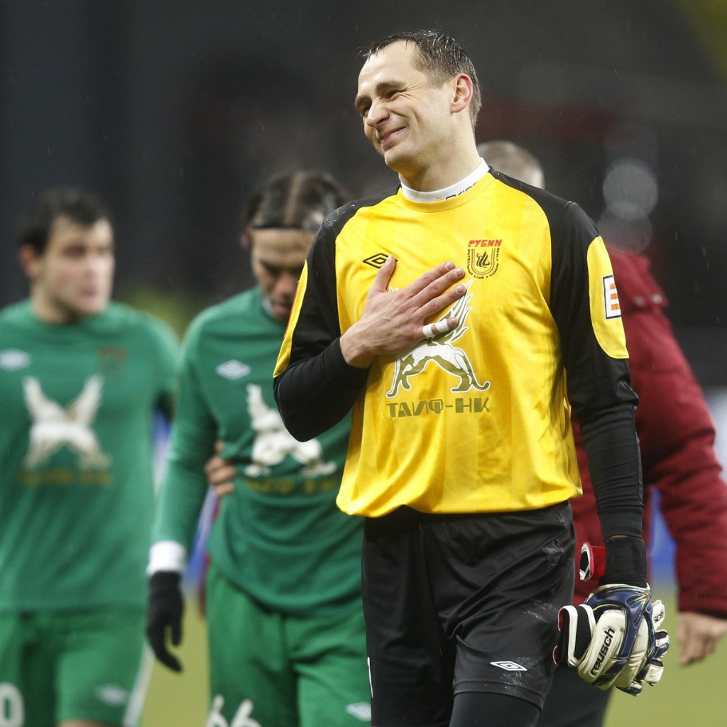 Сергей Рыжиков вратарь Рубина на поле