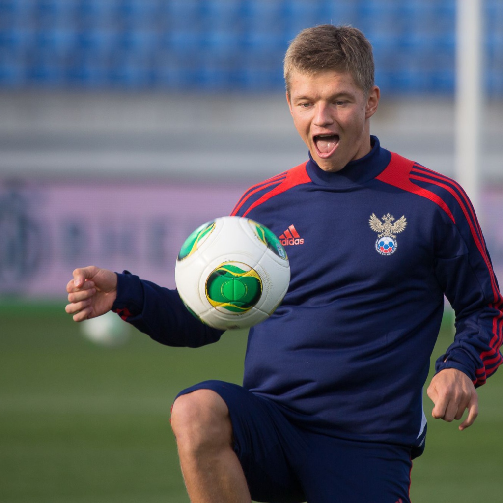 Полузащитник сборной России Олег Шатов