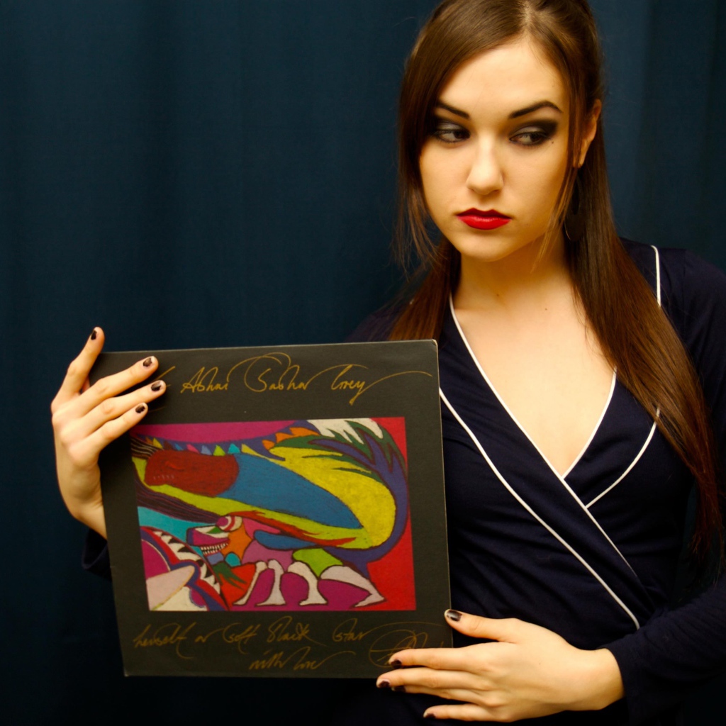 Саша Грей макияж с красной помадой