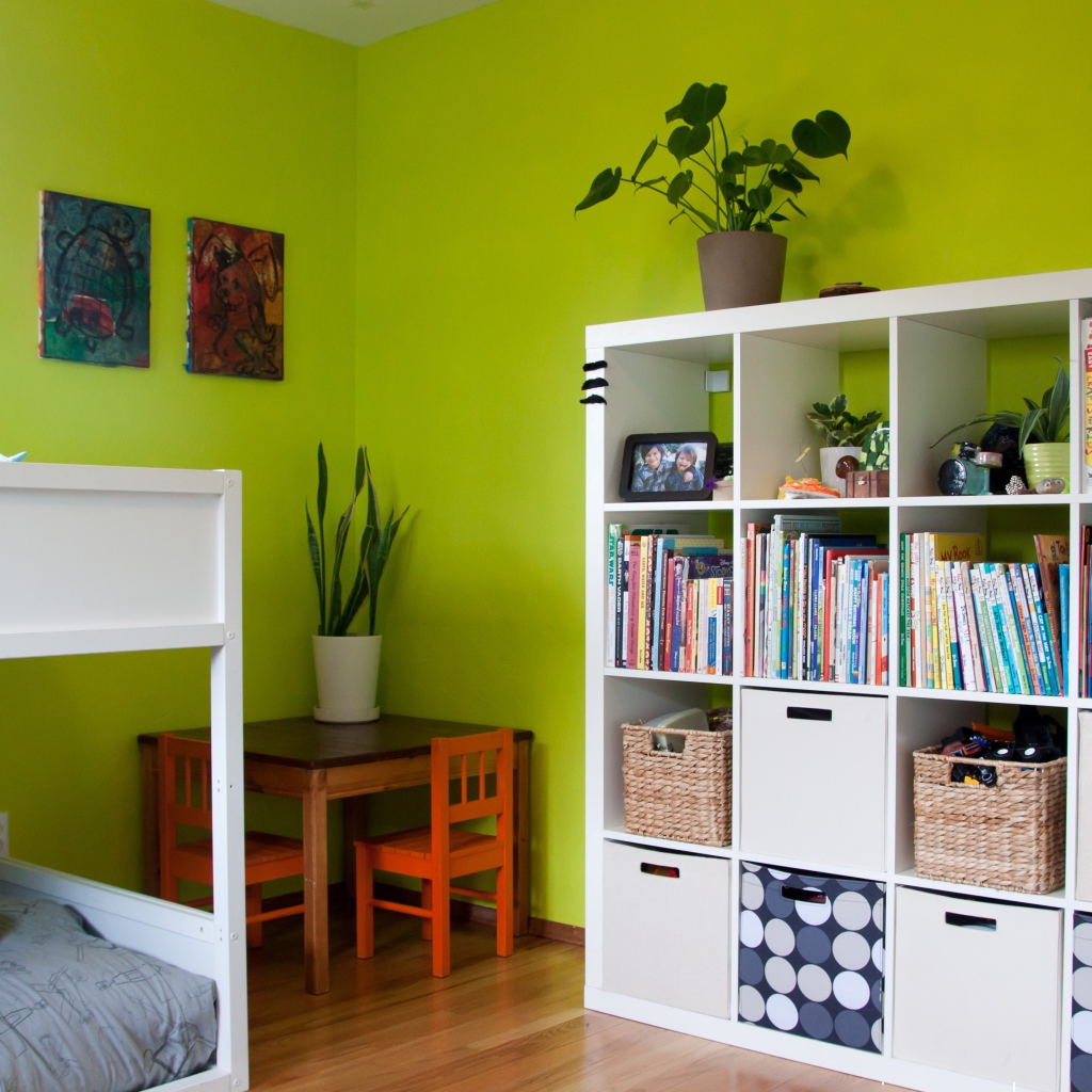 Полки в детской комнате