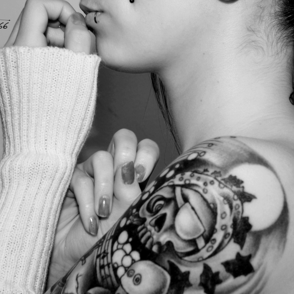 Татуировка на плече девушки