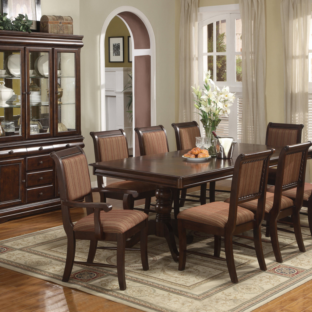 Сервант с посудой в столовой