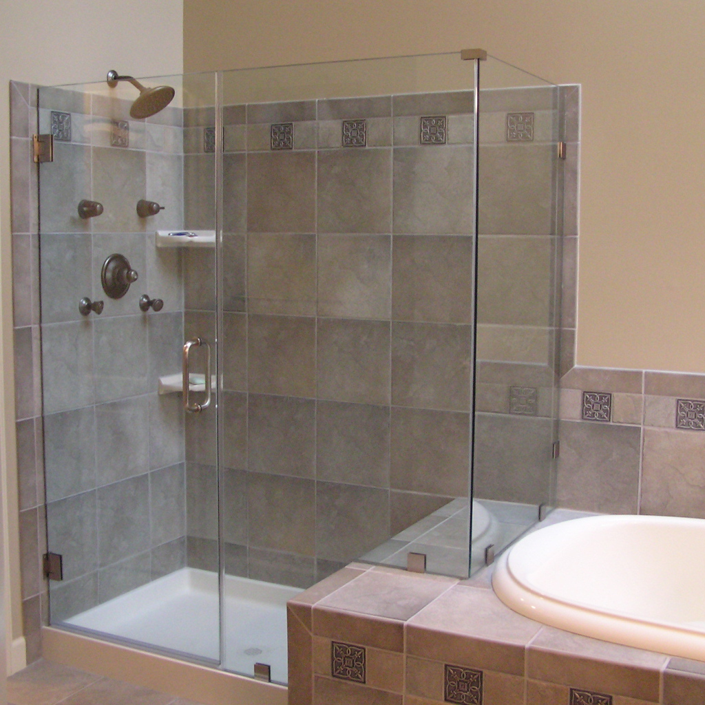 Раковина рядом с душевой кабиной