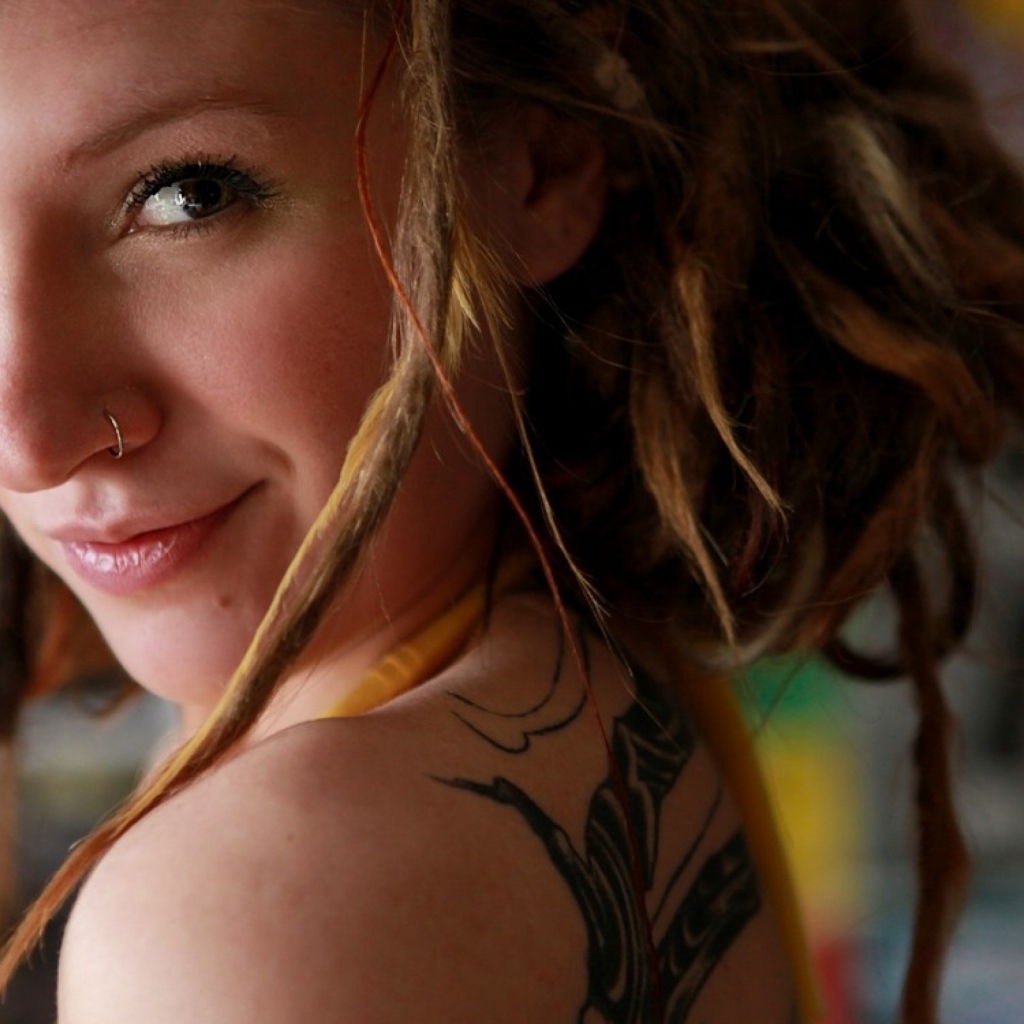 Улыбающаяся девушка с пирсингом в носу