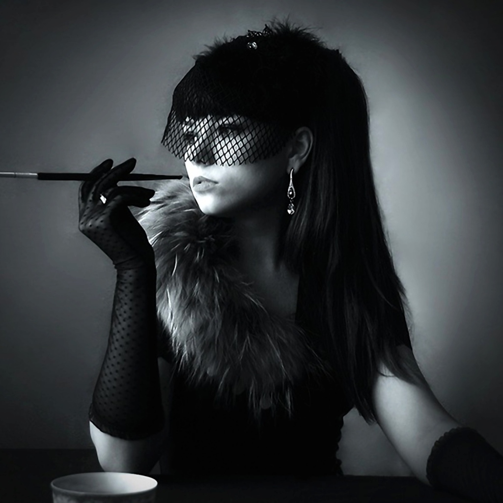 Курящая девушка в стиле ретро