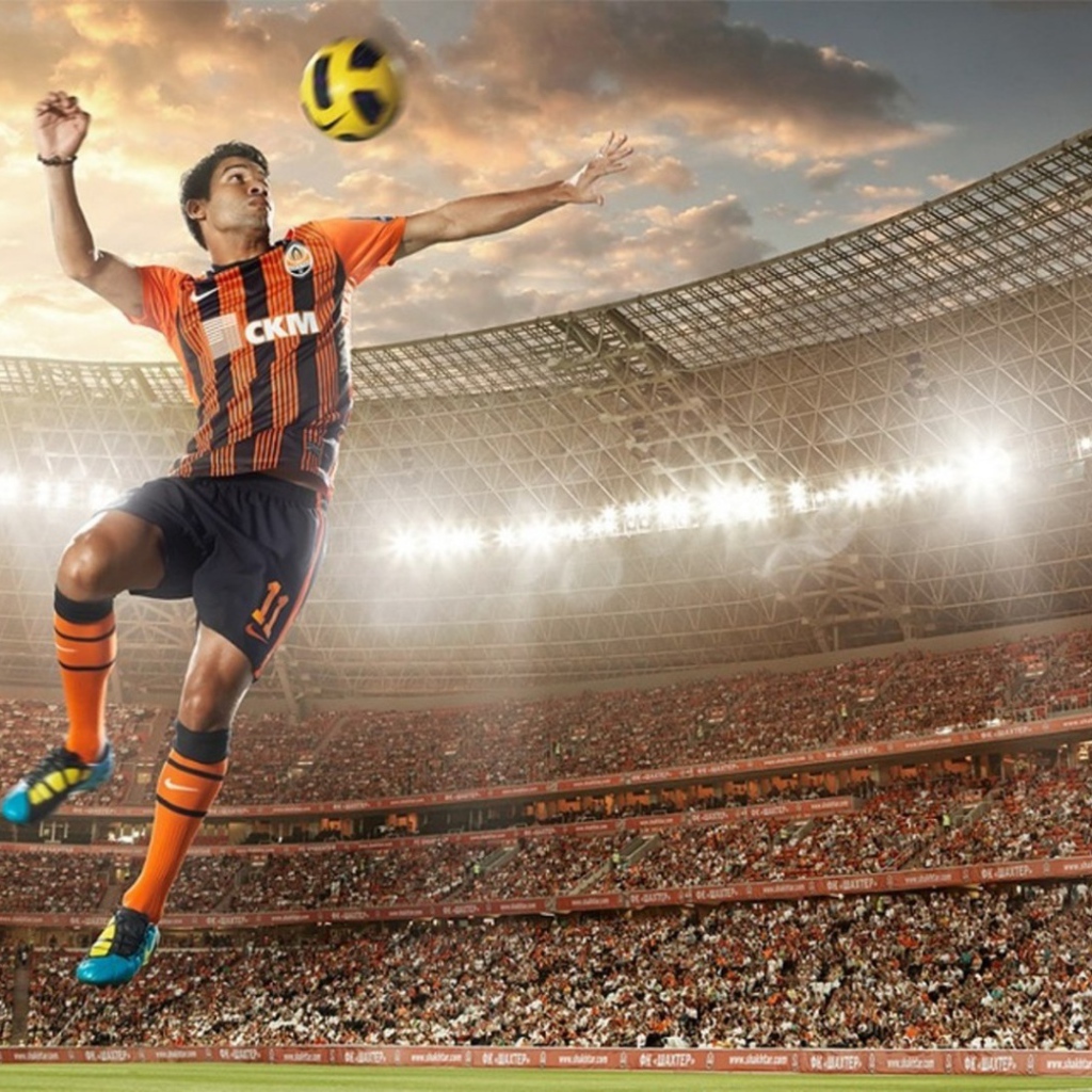 Футболист отбивает мяч