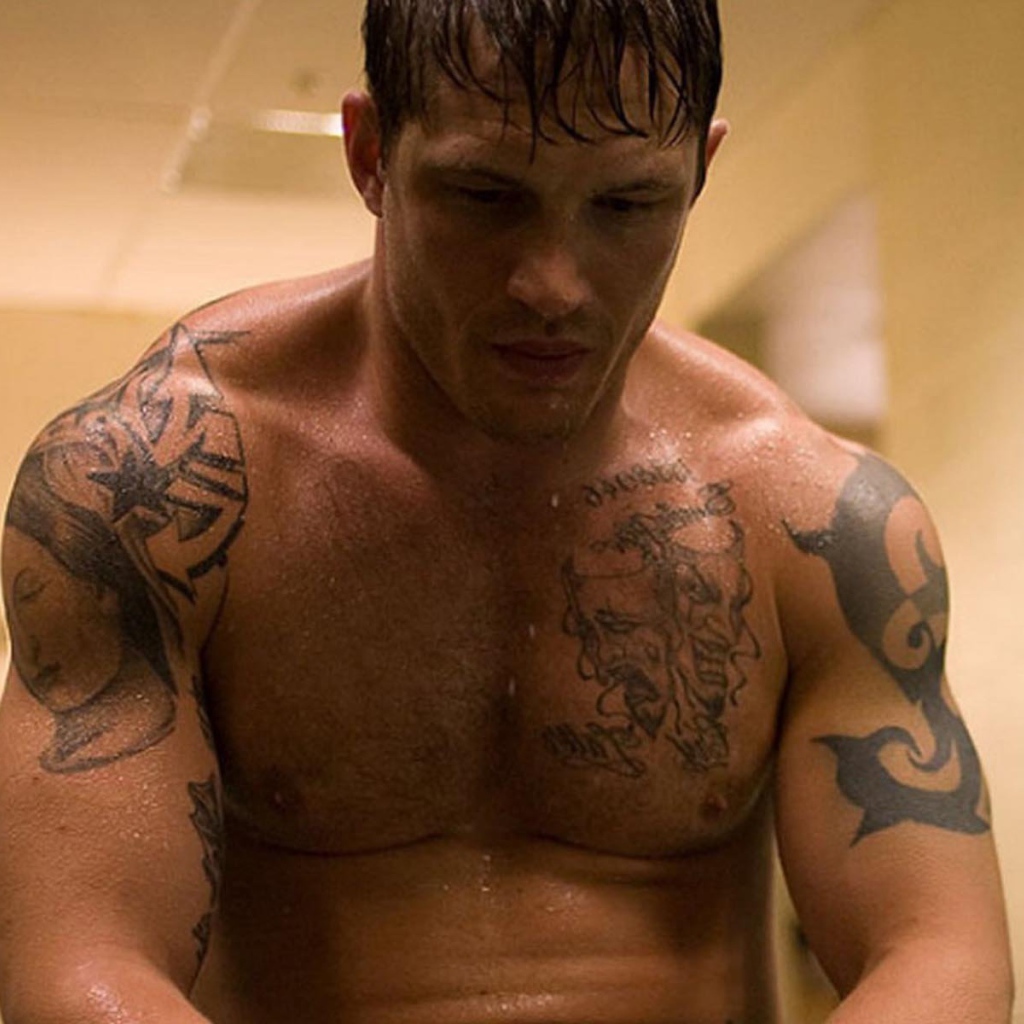 Боец с татуировками