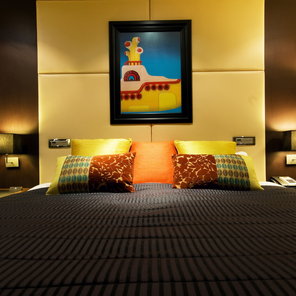 Просторная кровать в детской комнате