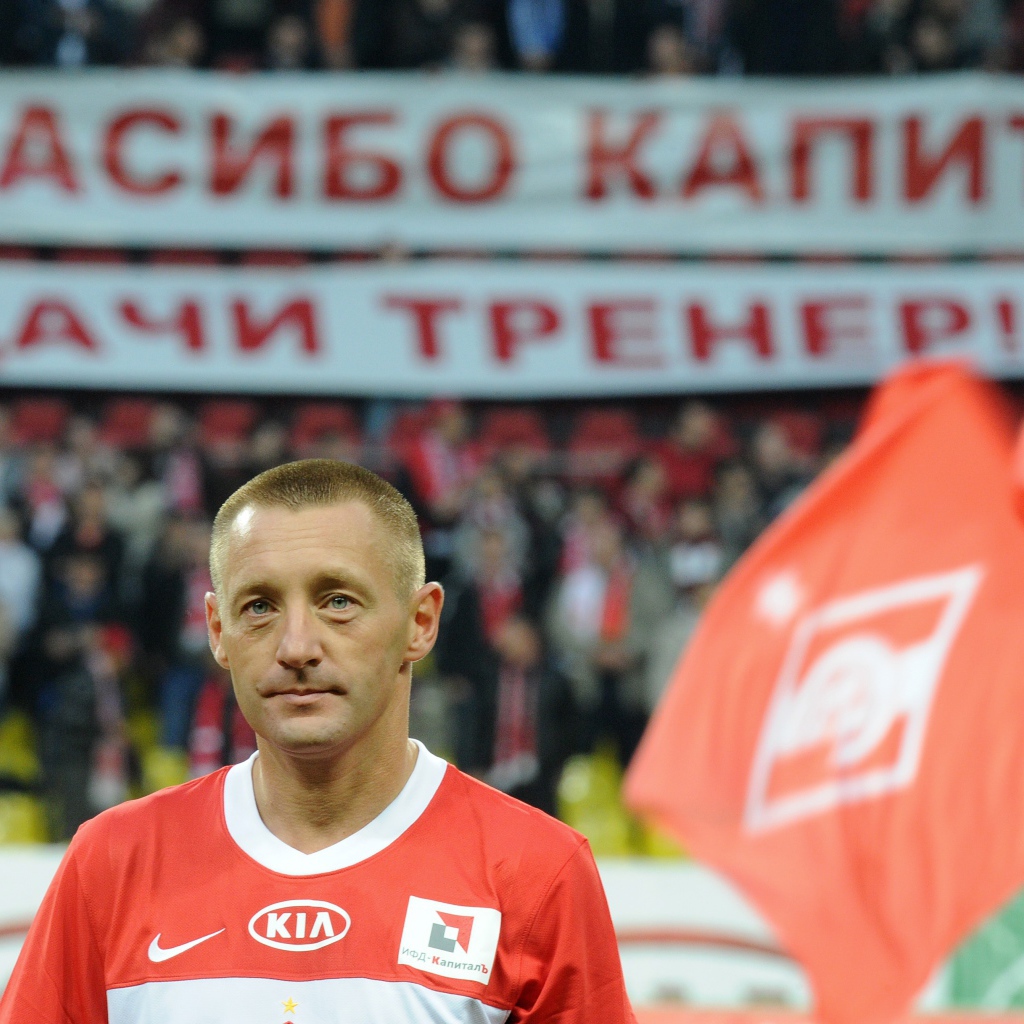 Андрей Тихонов тренер Спартака на фоне трибун